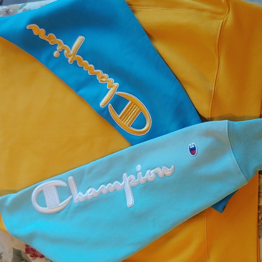 Champion Men's Embroidered Reverse Weave Crewneck in Mustard Teal size Large - Picture 12 of 15